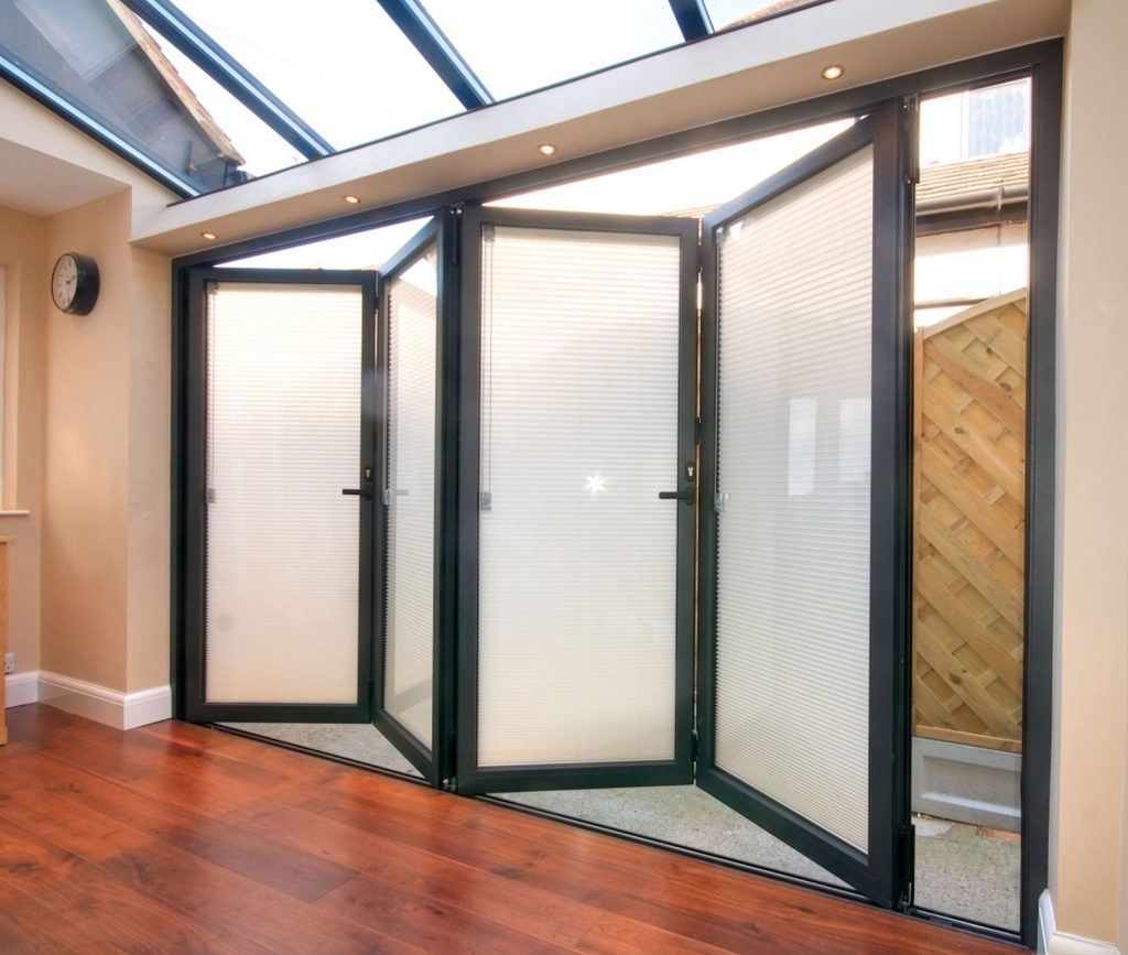 Aluminium bifold door with integral blinds